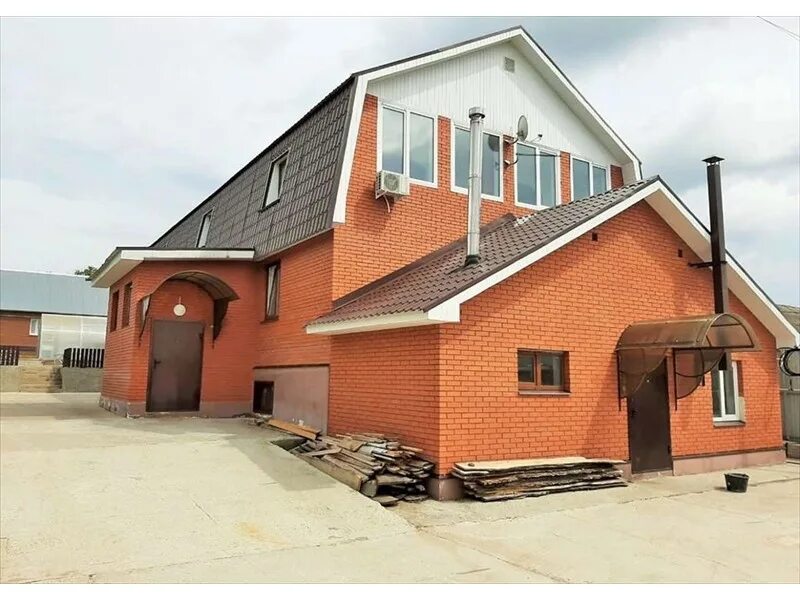 Частный дом в краснодаре. Частный дом орел. Дом в таврово белгородской. Кирпичный дом с бассейном. Кирпичный дом влеревне.