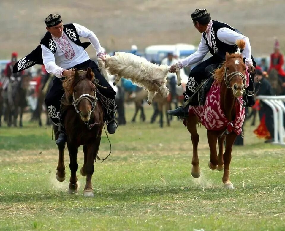 Национальные игры казахов. Наурыз скачки. Казахские национальные игры а лошадях. Казахские национальные игры кыз куу.