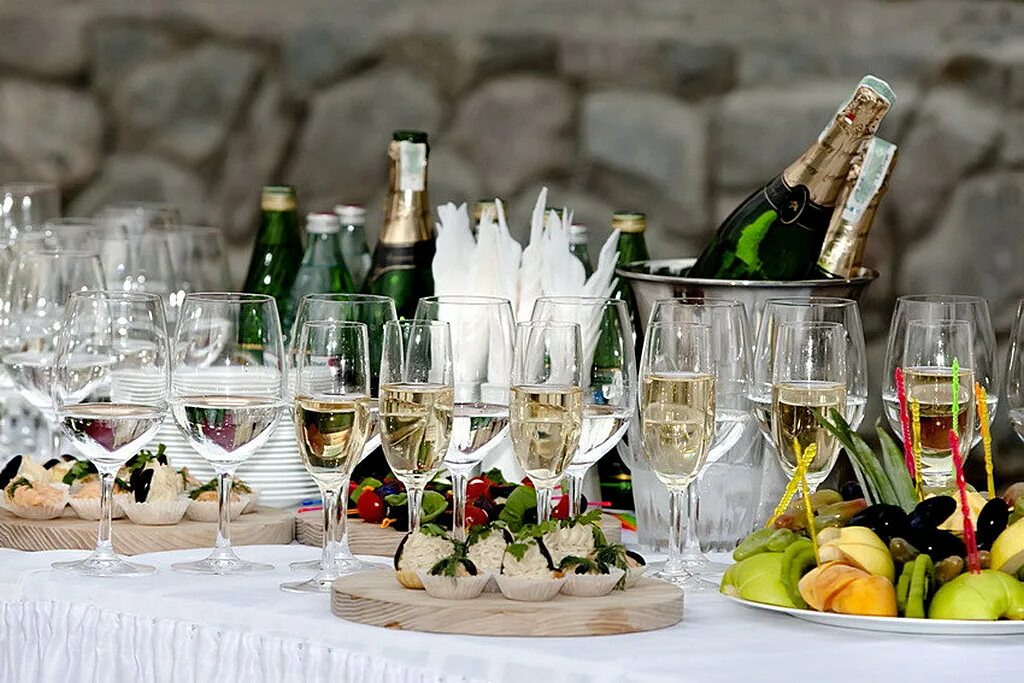 Фуршет с шампанским. Свадебный фуршетный стол. Фуршет с шампанским и фруктами. Фуршетный стол с напитками.