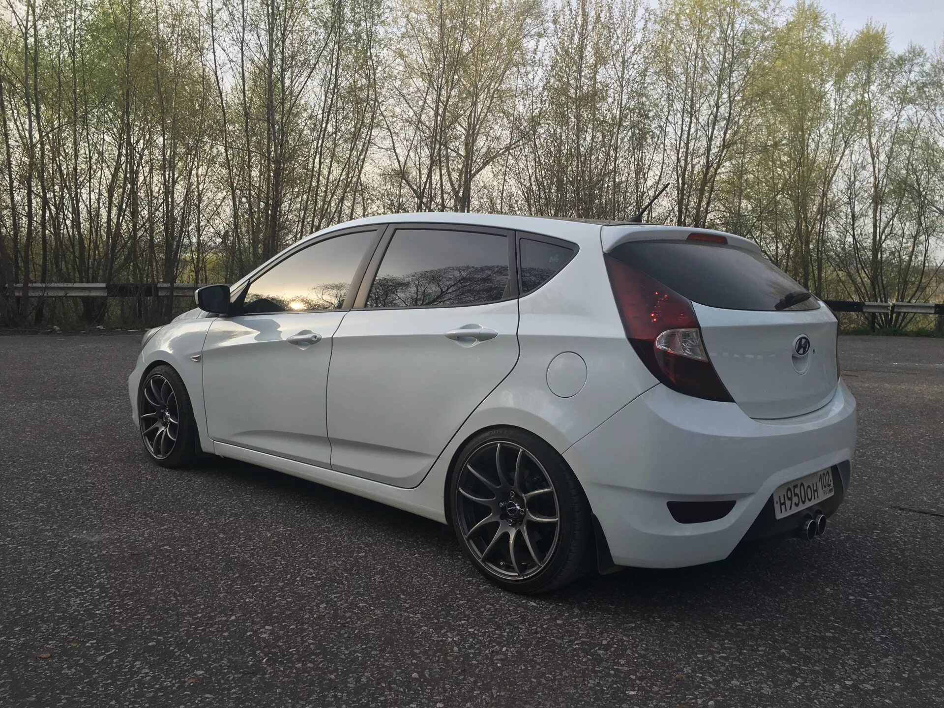 Hyundai solaris 2015 r17. Солярис хэтчбек r17. Hyundai solaris r17. Белый солярис хэтчбек диски 15. Солярис хэтчбек диски.