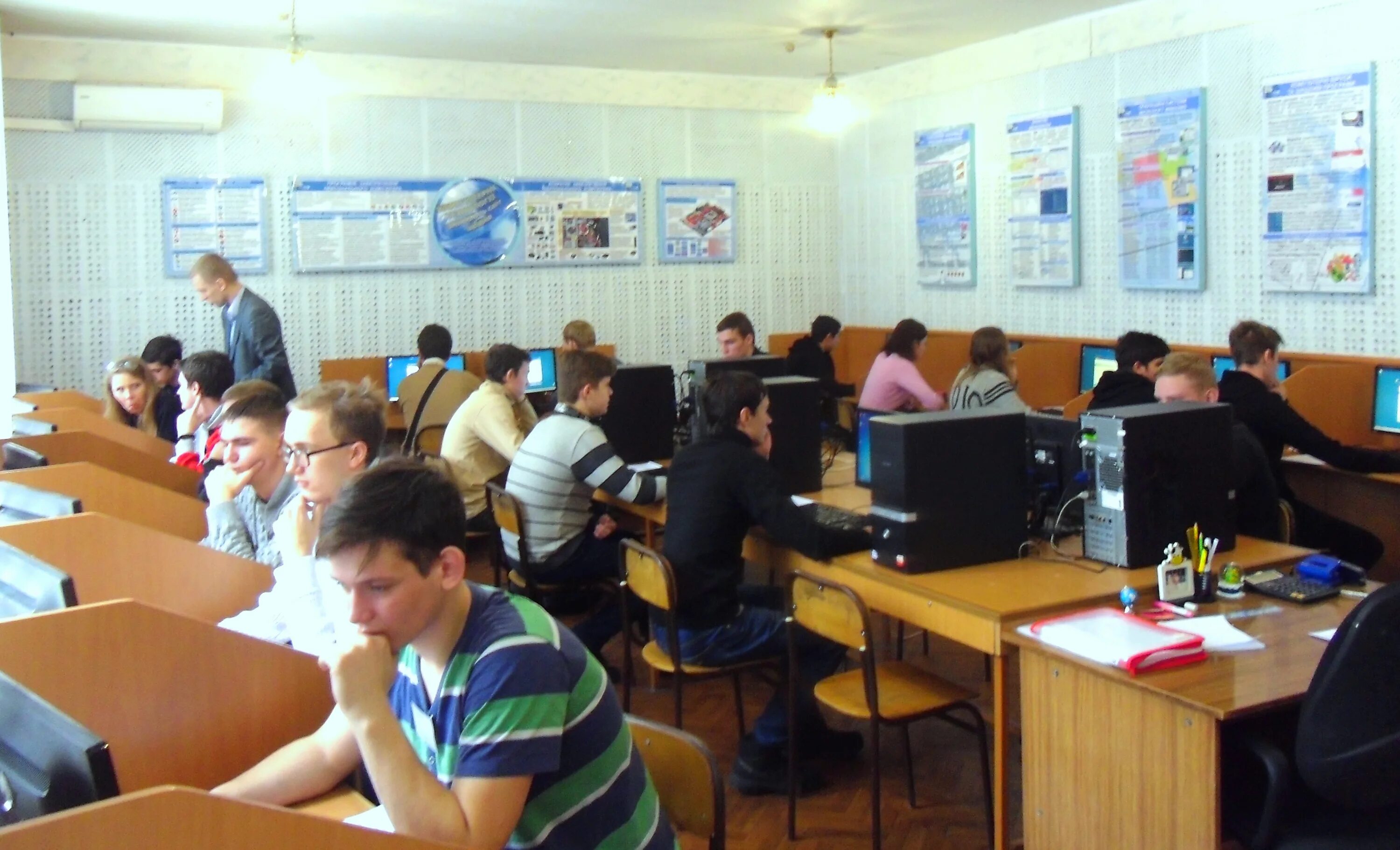 Оператор электронно-вычислительных и вычислительных машин. Оператор эвм. Оператор электронно-вычислительных и вычислительных. Эвм колледж. Оператор эвм и вм.