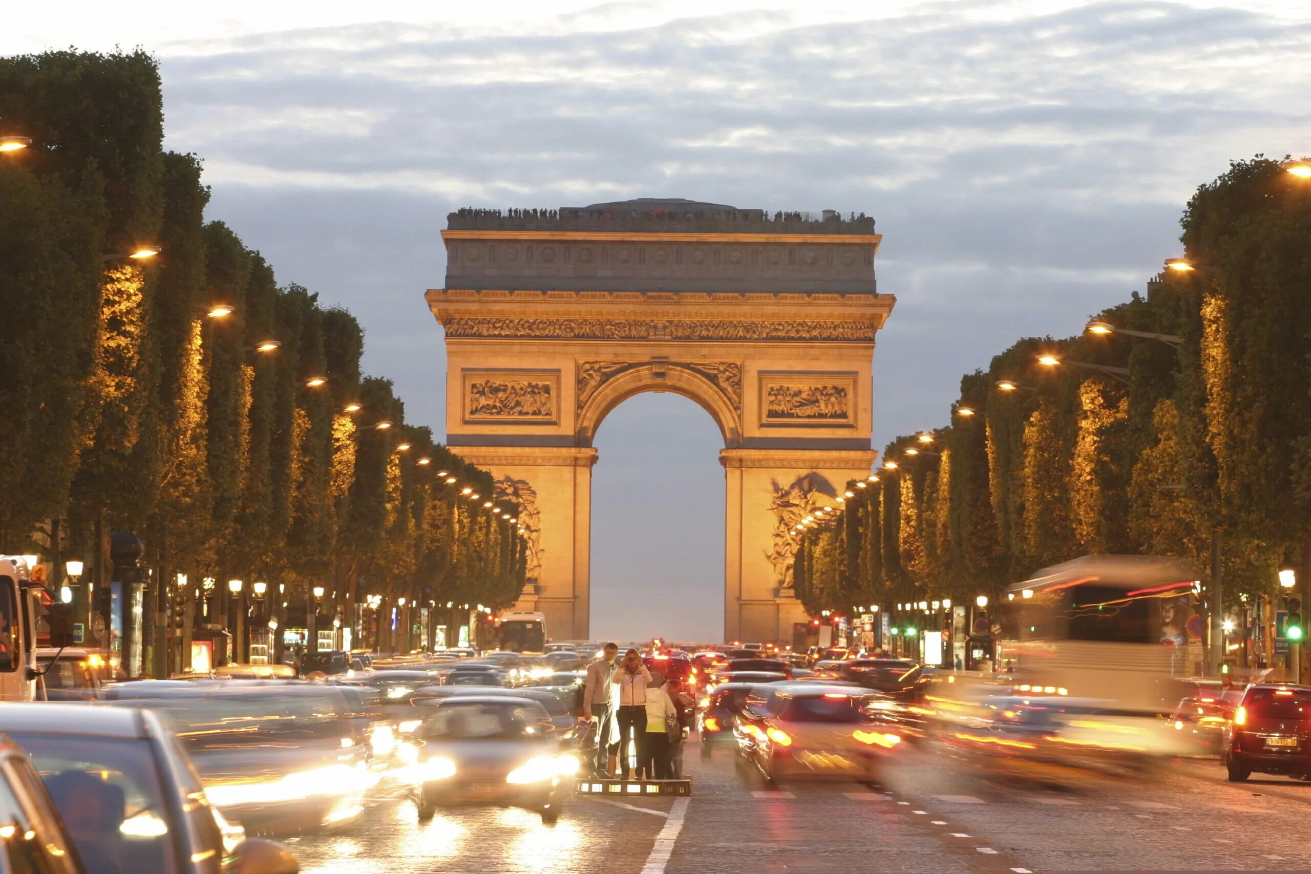 Франция изменилась. Франция Париж Елисейские поля. Улица Елисейские поля в Париже. Главная улица Парижа Елисейские поля. Достопримечательности Парижа Елисейские поля.