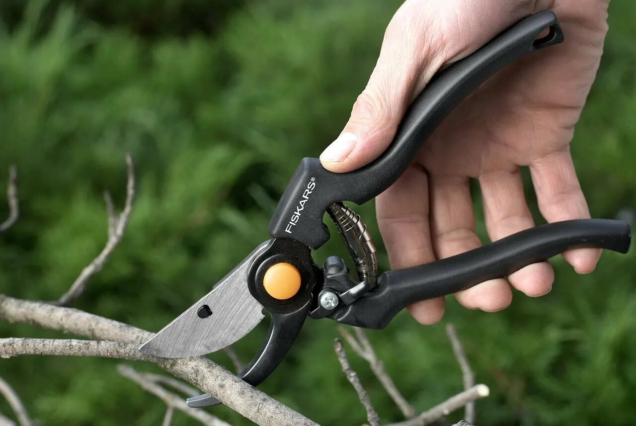 Секатор садовый выбрать лучший. Секатор садовый фискарс. fiskars garden pro p90. садовые ножницы фискарс. fiskars 1000659.