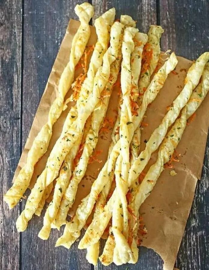 Хлебные палочки с сулугуни и чесноком. Палочки с чесноком. Хлебные палочки к супу. Хлебные палочки с чесноком. Grissini сырные палочки.