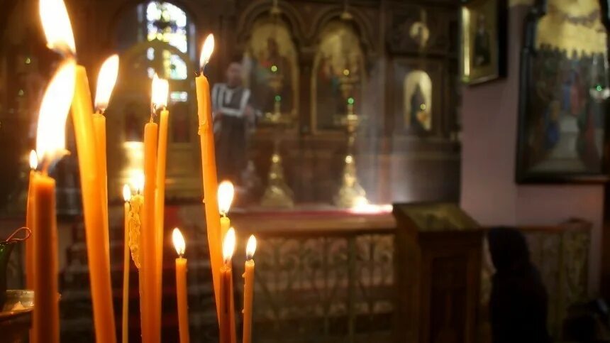 Зеваю в церкви. Православная литургия. свечи сретенские. православие храм. крест на церкви.
