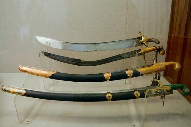 Как называется сабля янычара. Турецкая сабля ятаган. сабля османа гази. сабля турецкого султана. ятаган 16 века.