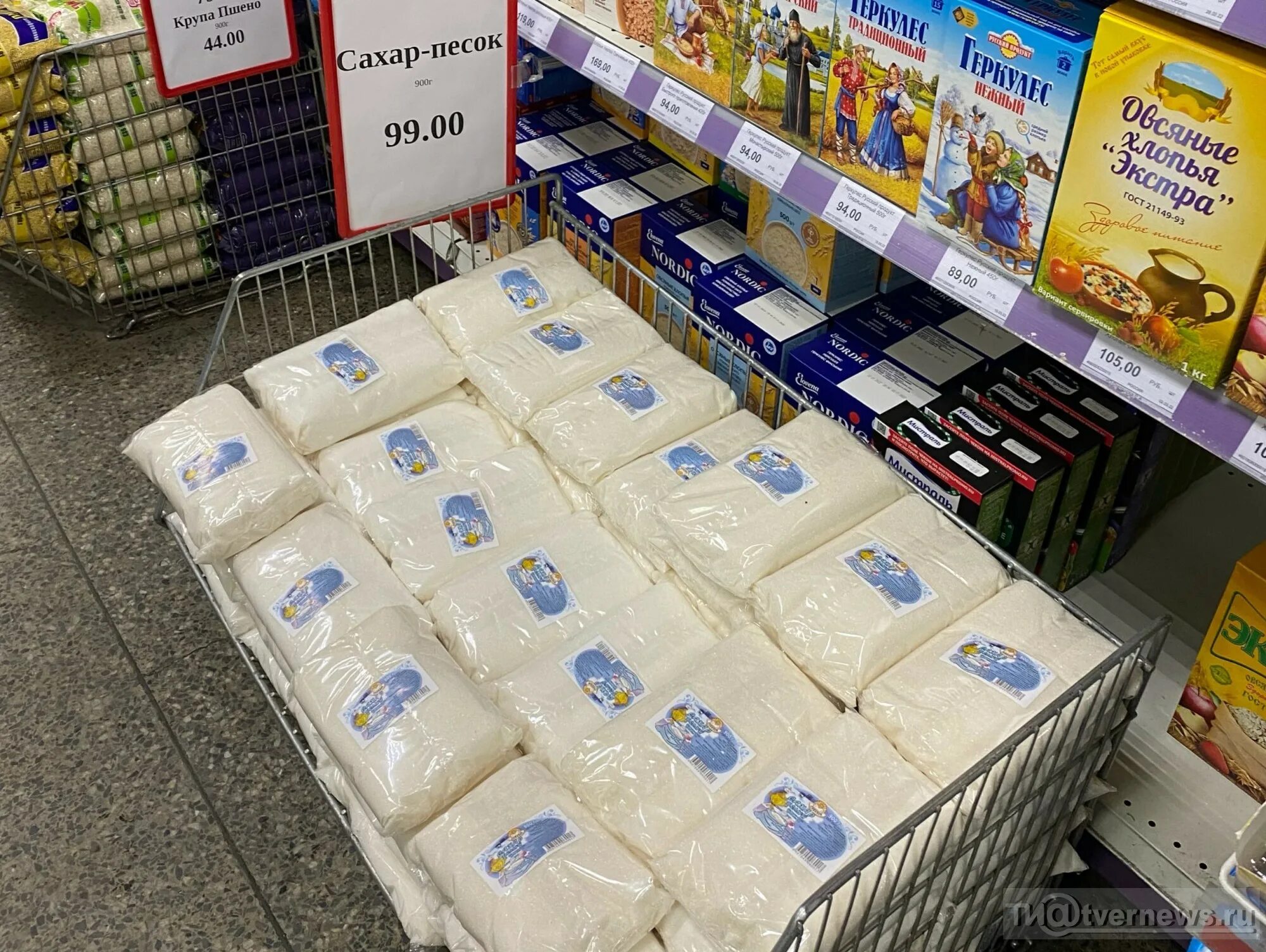 Сахар на полках магазина. Неправильный ценник в магазине. Сахар на полке в магазине. Пальто в 6 раз дороже шапки. Продать 2 раза дороже.