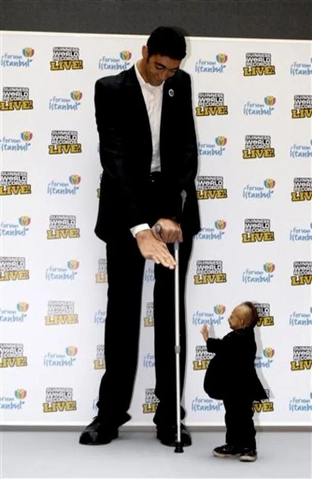 Какой рост самому высокому человеку. Султан кёсен и Хэ Пинпин. Султан кёсен и самый маленький человек в мире. Самый большой и самый маленький человек. Высокий и низкий человек.