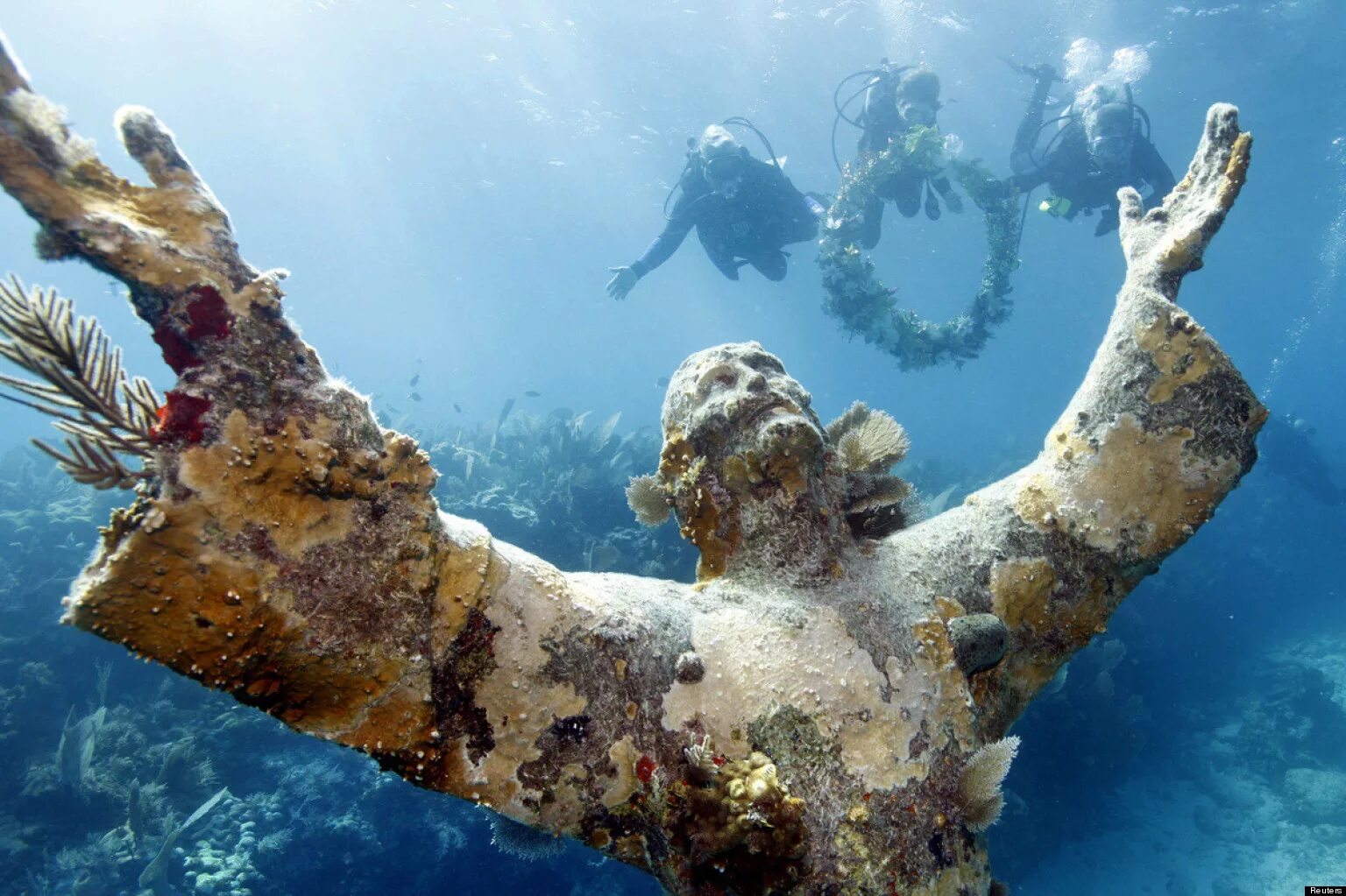 Христос из бездны в Сан-Фруттуозо в Италии. Подводный музей Канкун. Канкун Мексика подводный музей. Подводный музей скульптур Канкун Мексика. Человек на дне океана