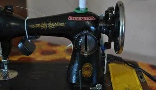 Подолка. Натюрморт со швейной машинкой. Швейная машинка швея. Подольская швейная машинка 1978. Подолка.