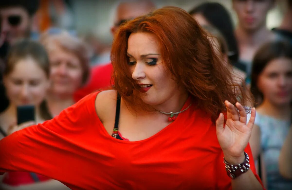 Веселая вечеринка. Женщина танцует на свадьбе. Картина девушка в париже. Красивая девушка танцует. Магия женской силы.