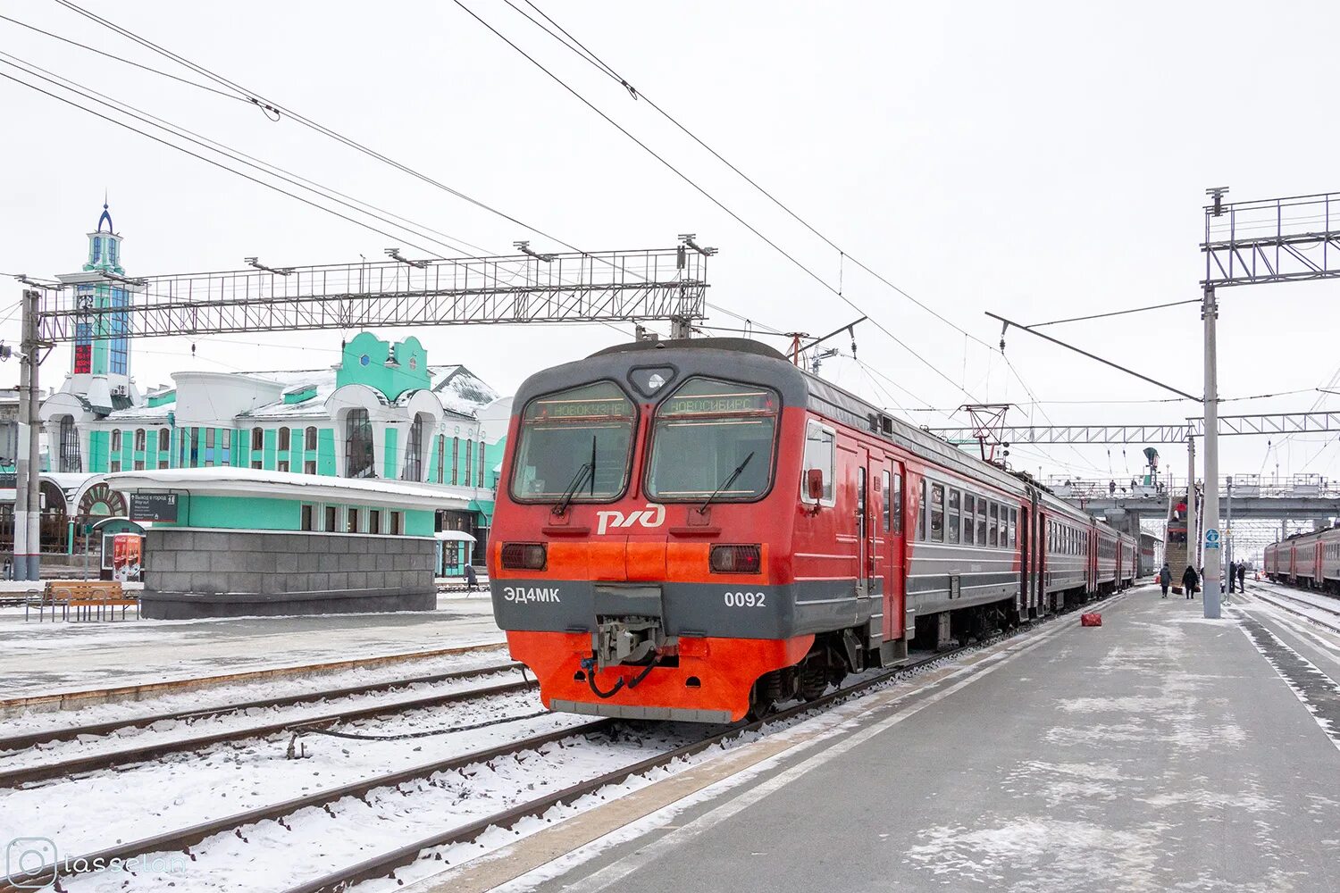 Поезда новосибирск саранск. Электропоезд. Новосибирские электрички. Поезд чс2. Жд вокзал карасук.