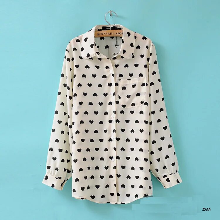 Белая майка с красным сердечком. Блузка с сердечками. Рубашка с сердечками женская. Рубашка с красными сердечками. Рубашка белая с сердечками женская.