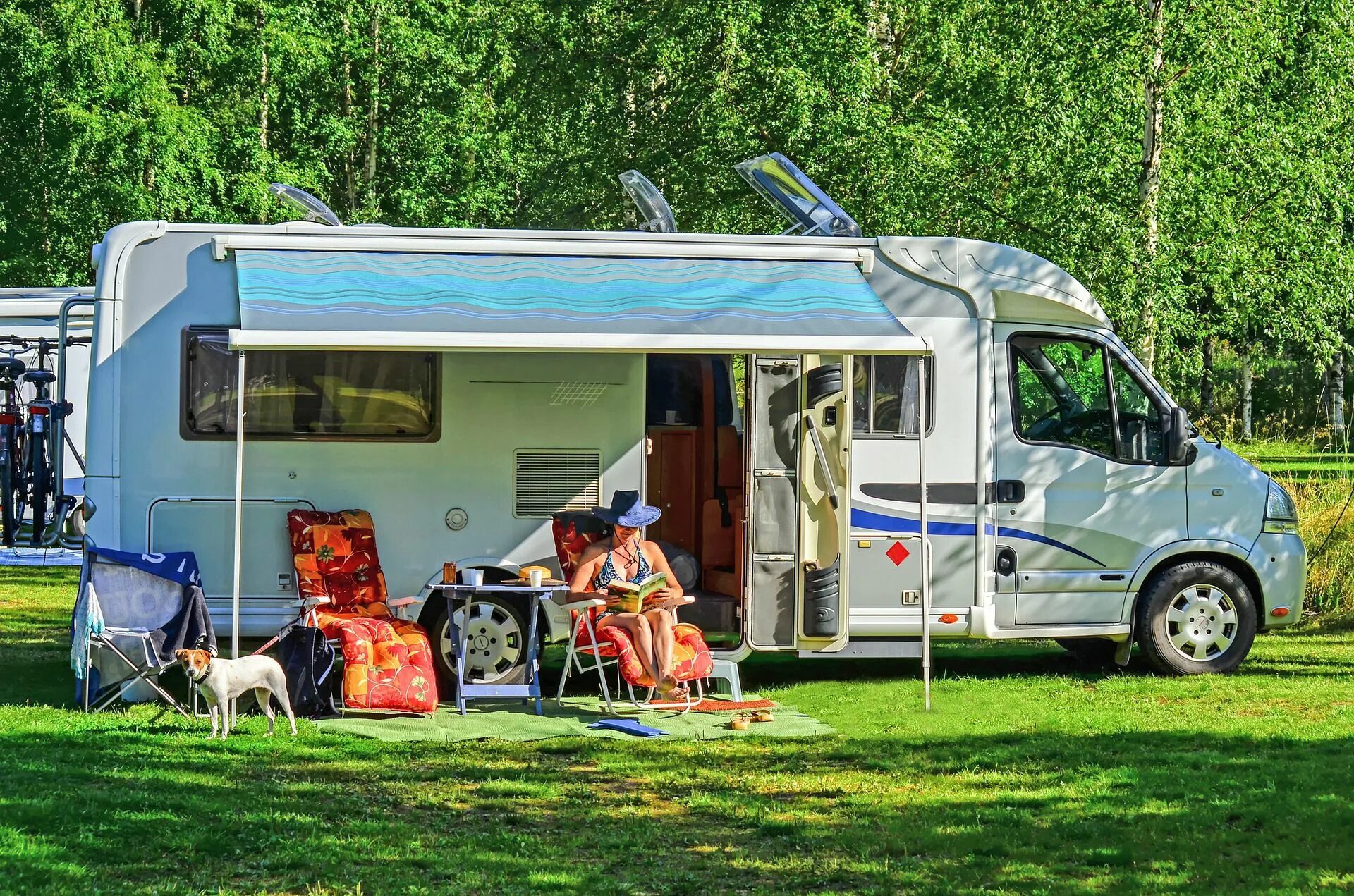 Caravan. Recreational vehicle кемпинг. Кемпинг автодом. W.Caravan автодом. Кемпинг участок