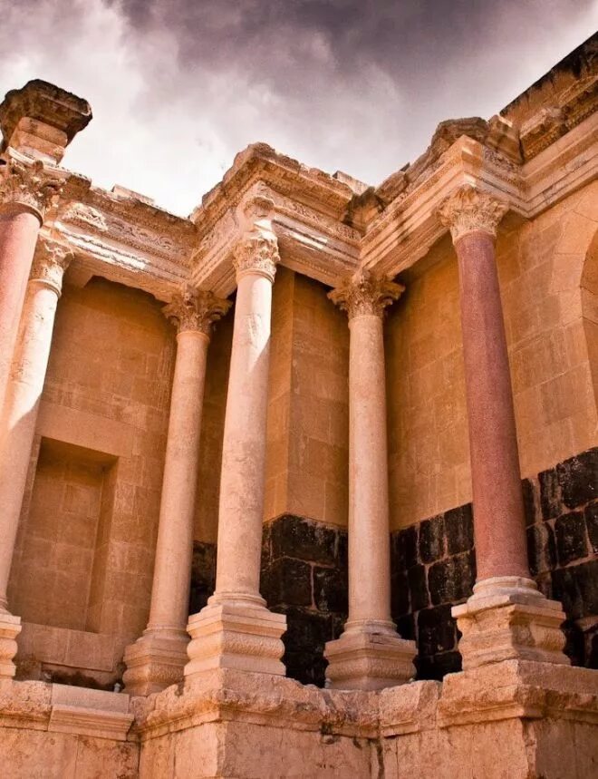 Театр помпея в риме. Римский театр в мериде. Архитектура древнего рима термы каракаллы. Театры и амфитеатры древнего рима. Античный театр орхестра.