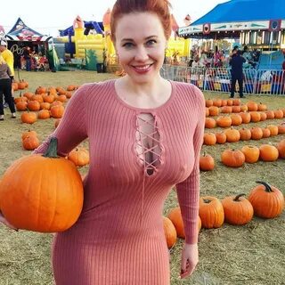 39-летняя американская актриса Мейтленд Уорд (Maitland Ward) с тыквами.