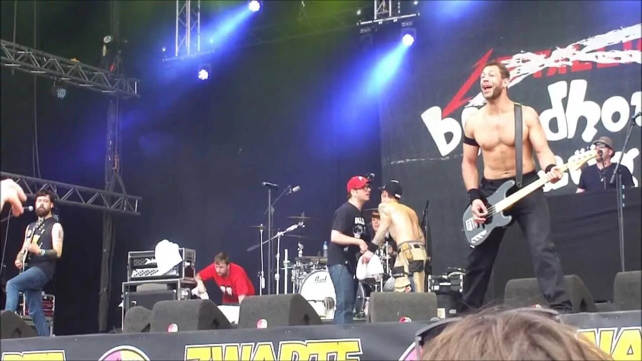 The ballad of chasey lain. Дэниел картер bloodhound gang. bloodhound gang концерт. бладхаунд ганг флаг. концерт the bloodhound gang в екатеринбурге.