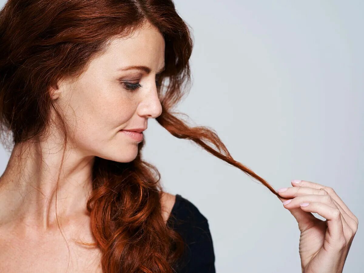 Болезненные волосы. Нездоровые волосы. Волосы женщины близко. Как ухаживать за рыжими волосами. Как ухаживать за рыжими волосами окрашенными отзывы.