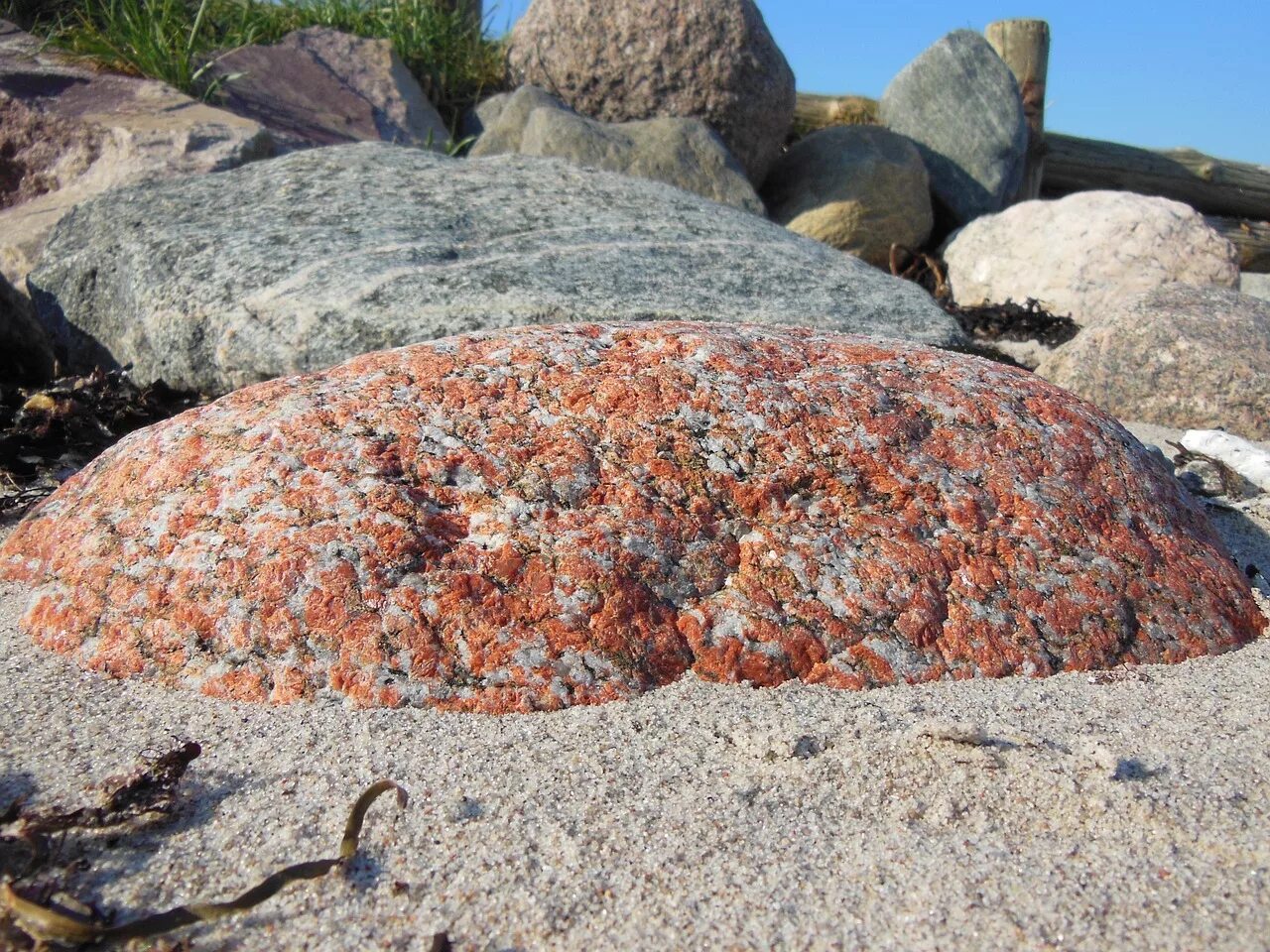 Granit stones. Гранит минерал. Гранит в природе. Гранитни камни в природе. Гранитный камень.