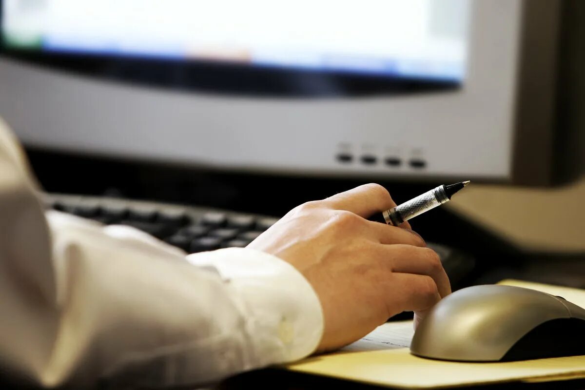 Email маркетинг. Писать через компьютер. Писать через компьютер. Ноутбук руки. Ноутбук руки.