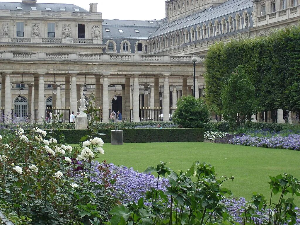 Франция пала. Le Palais Royal Париж. Сад Пале рояль в Париже. Дворец кардинала Ришелье в Париже. Дворец Пале-рояль (Королевский дворец).