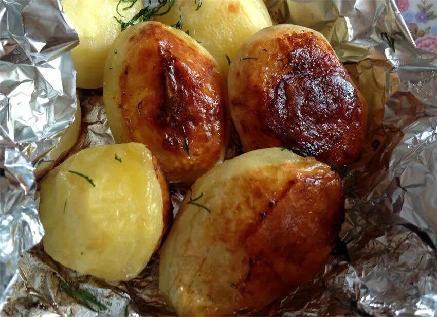Картошка в фольге на мангале. Картошка в фольге на углях. Картошка на костре. Картошка запеченная в фольге на углях.