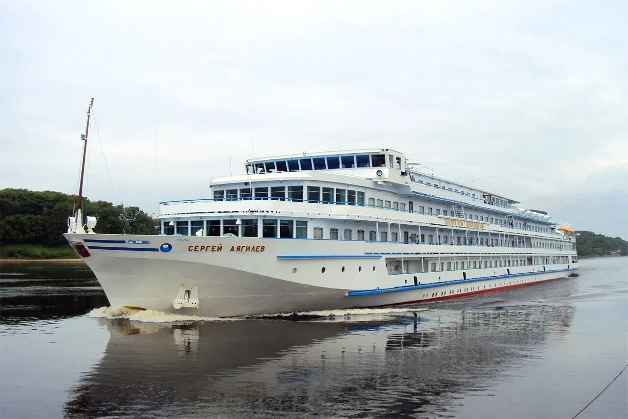 4-х палубный теплоход в твери. Теплоход на 3 4 дня. Круизный теплоход некрасов. Волга река теплоход. Круизный теплоход рылеев.
