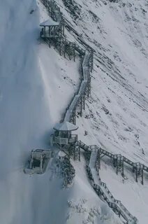 Тающий на склонах снег