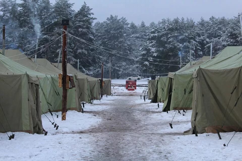 Армейских условиях. Армейский полевой лагерь палаточный. Военный полевой лагерь РФ. Полевой лагерь в Алабино. Военный полевой лагерь зимой.