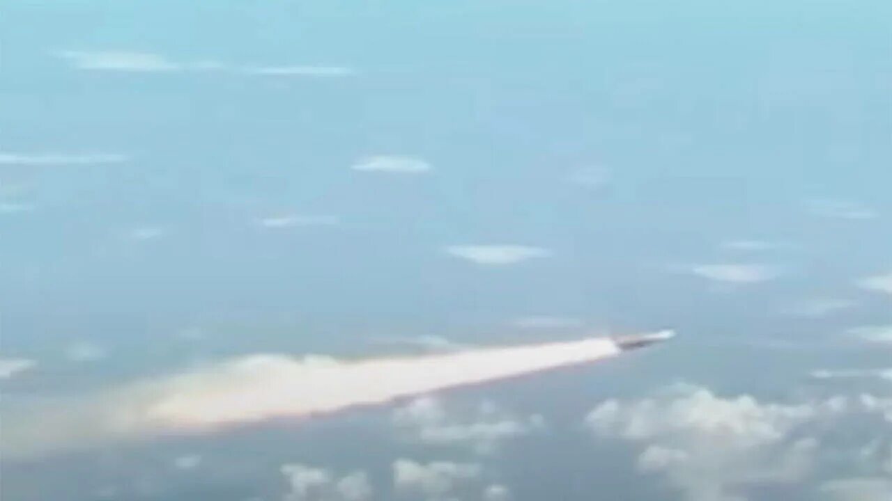 пуск ракеты кинжал. сверхзвуковая ракета кинжал. полет гиперзвуковой ракеты кинжал. кинжал гиперзвуковой ракетный комплекс скорость. кинжал гиперзвуковой ракетный комплекс.