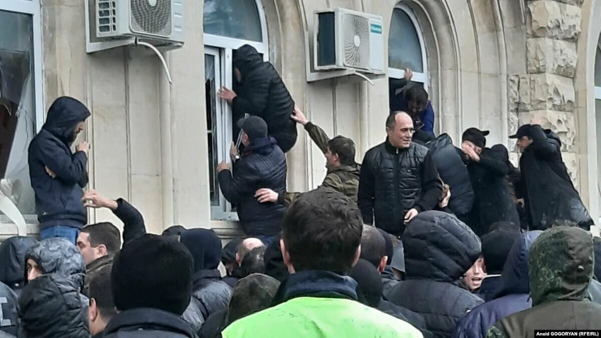 Конфликт в абхазии 2025. Абхазия революция. митинг в абхазии.