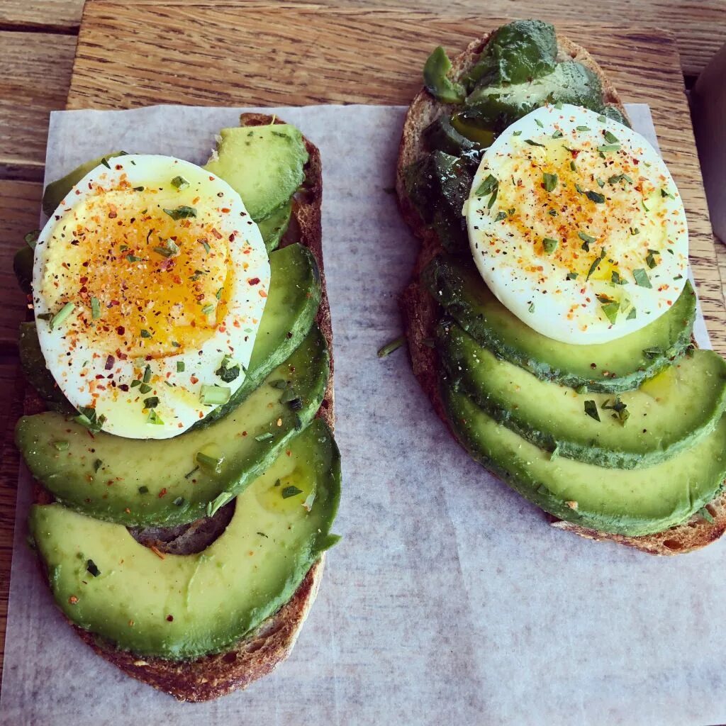 Бутерброды с авокадо. Тост с авокадо. Завтрак с авокадо. Как приготовить авокадо на завтрак. Глазунья с авокадо.