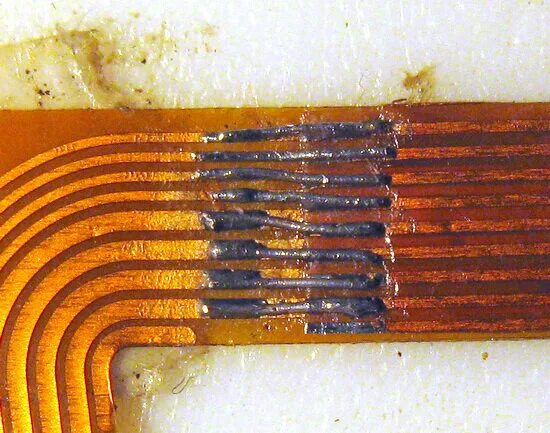 Порвался шлейф. Восстановление дорожек на шлейфе. Пайка шлейфа. Пайка гибкого шлейфа. Восстановление гибких шлейфов.