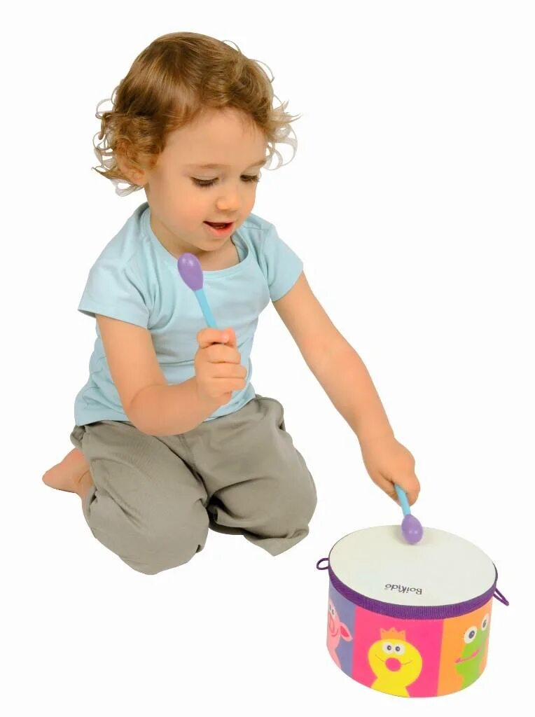 Барабан для малышей. Ребенок играет на барабанах. Дети барабанят в барабан. Барабан в ДОУ.