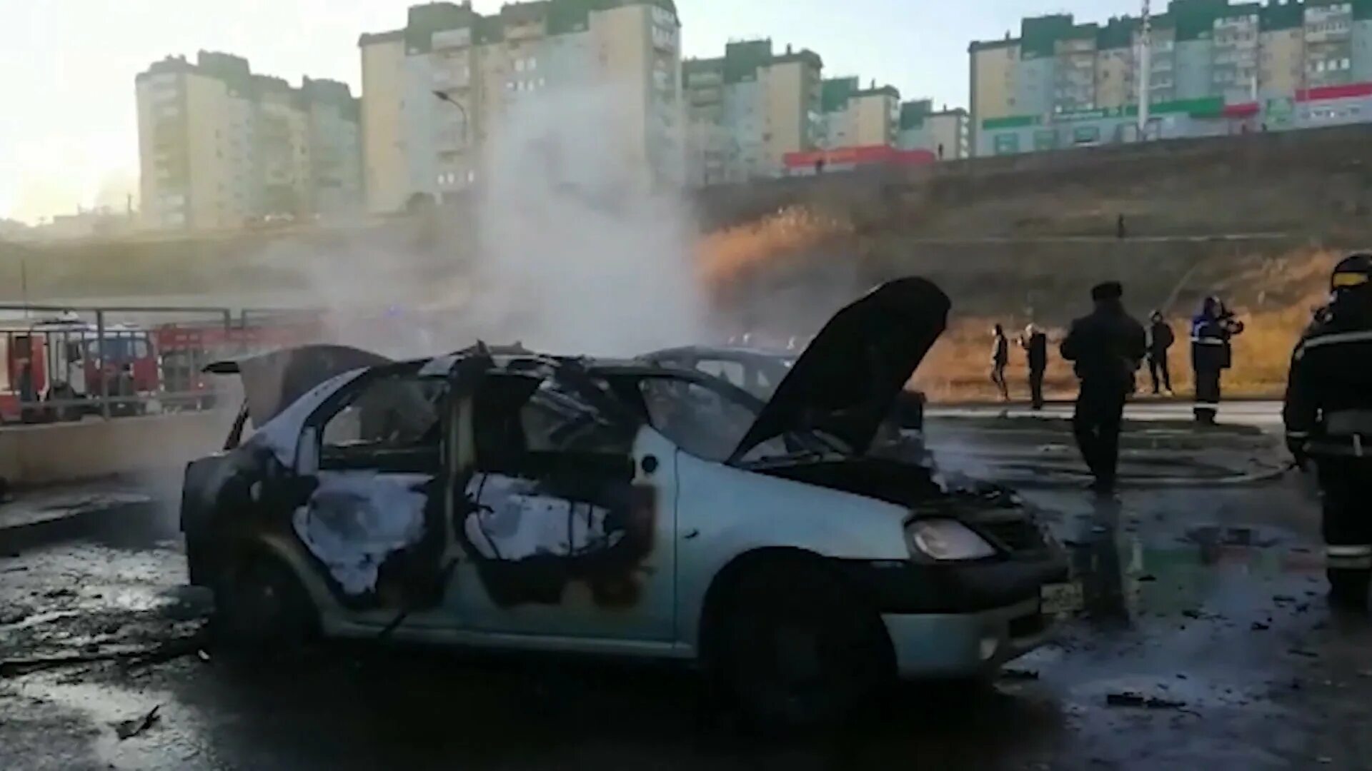 Два взрыва волгоград. Момент взрыва машины в волгограде. волгоград сгорела машина.