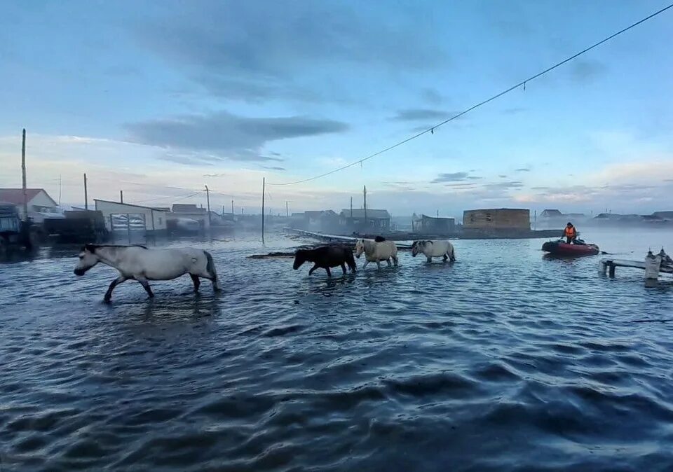Почему всех топит. Наводнение. Фото затопленного дома внутри. Наводнение в хомутово иркутск. Скамьи отупленные в землю.