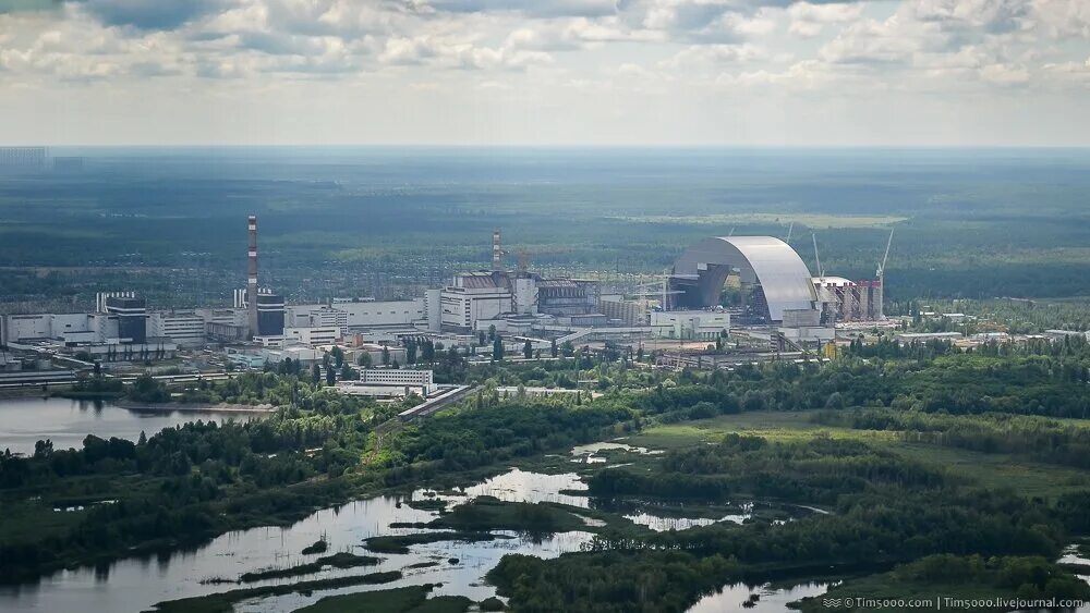 Чернобыльская атомная электростанция. Атомная станция Чернобыль. ТЭС Чернобыль. Припять с высоты птичьего полета с АЭС. Чернобыль ЧАЭС вид сверху.