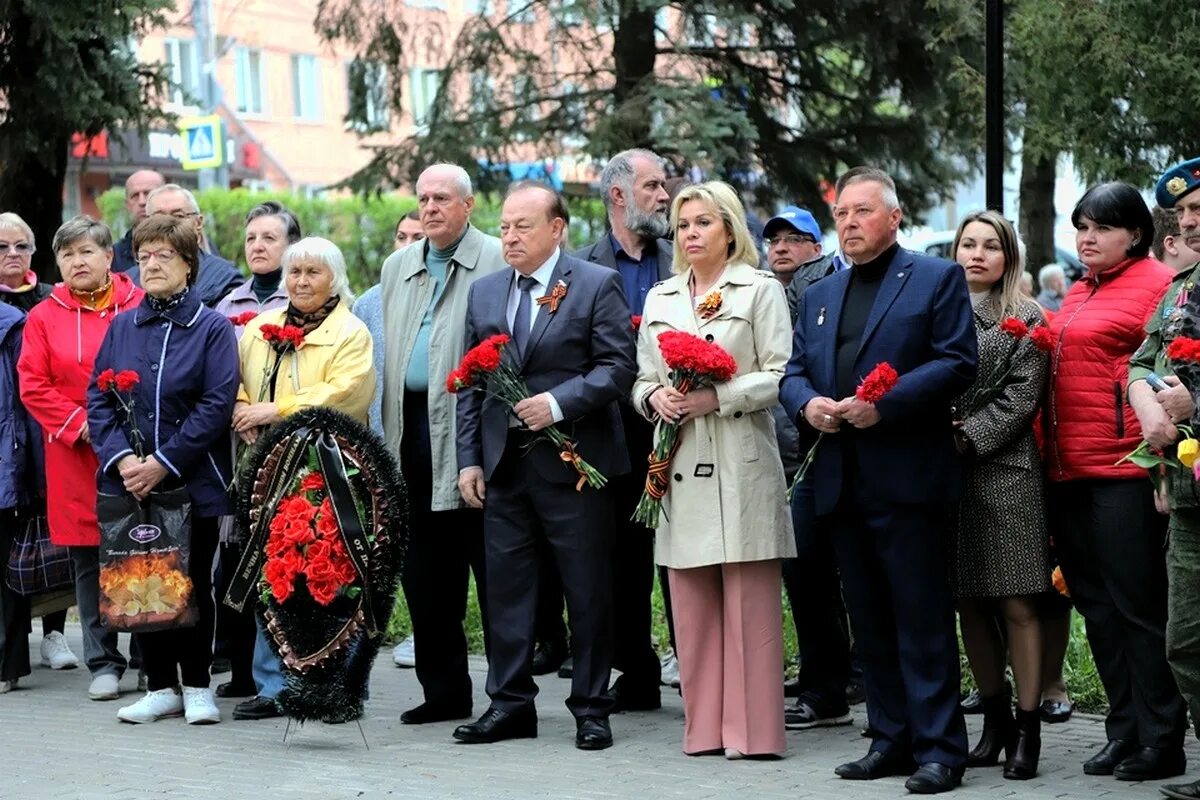 Митинг на 9 мая 2023. Возложение цветов к памятнику. Возложение цветов воинам. 9 Мая ветераны. Цветы на памятник.