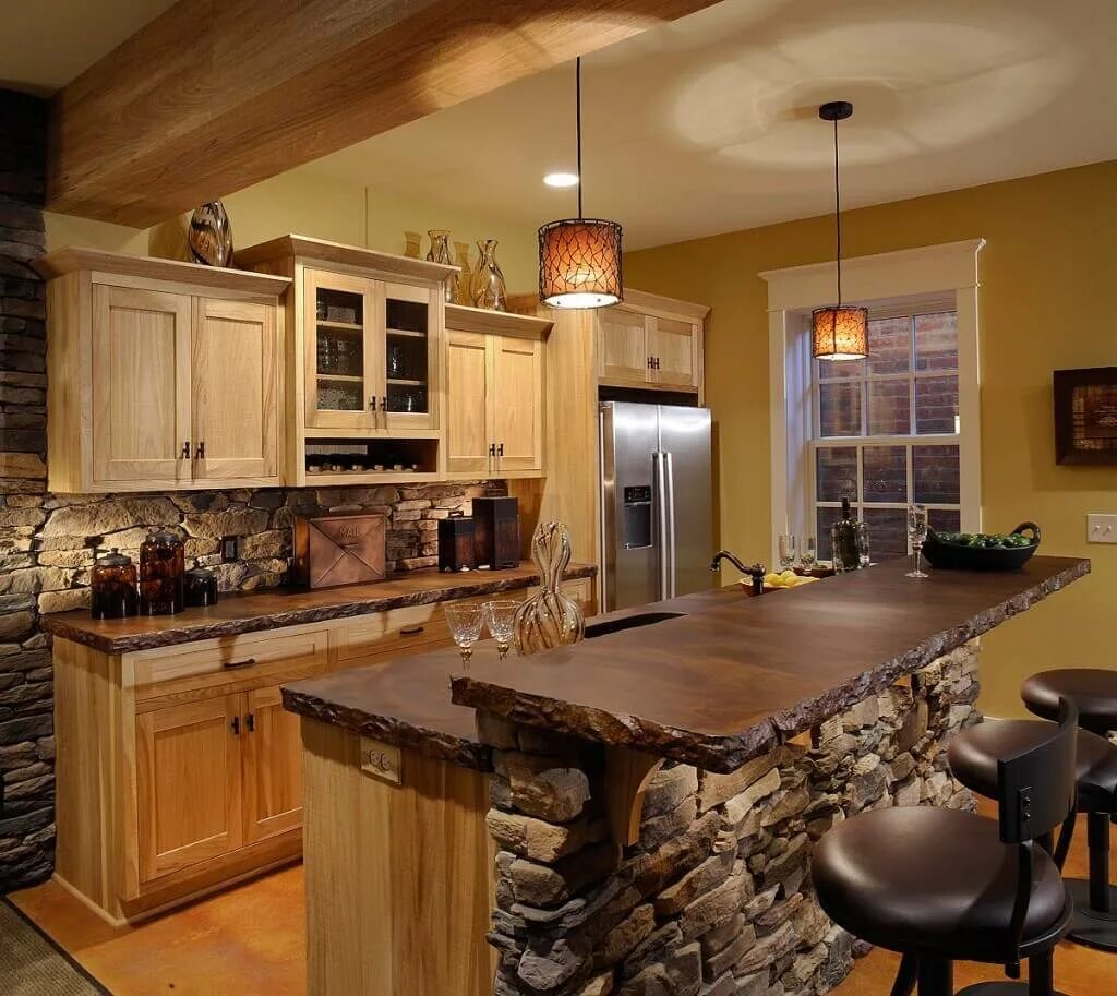 Отделка кухонь камнем. Отделка кухни в частном доме. Деревянная кухня в интерьере. Интерьер кухни в деревянном стиле. Кухня в деревянном доме.