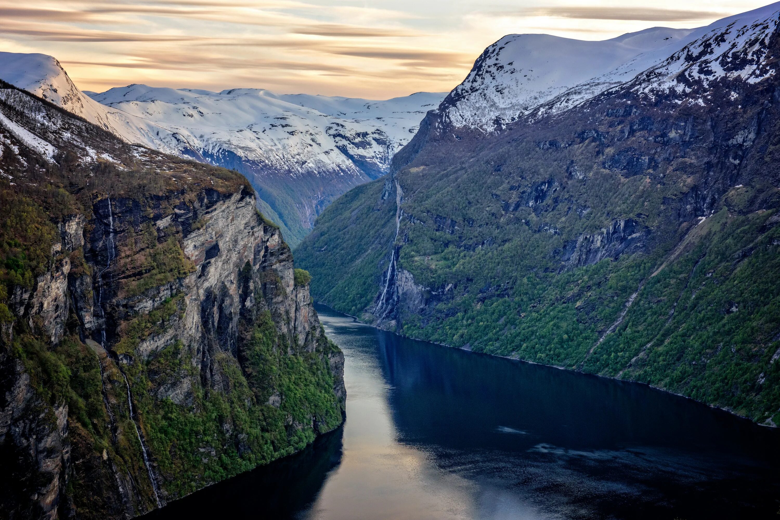 Особенности рельефа норвегии. Фьорды Норвегии. Норвегия Хардангерфьорд реки. Скандинавия фьорды. Акернесет гора в Норвегии.