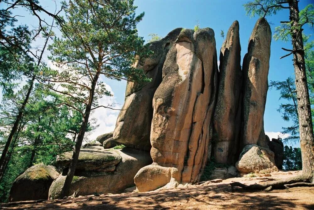 Собран столбы. Скала перья Красноярск. Парк столбы в Красноярске. Национальный парк столбы Красноярск. Скала перья Красноярские столбы.