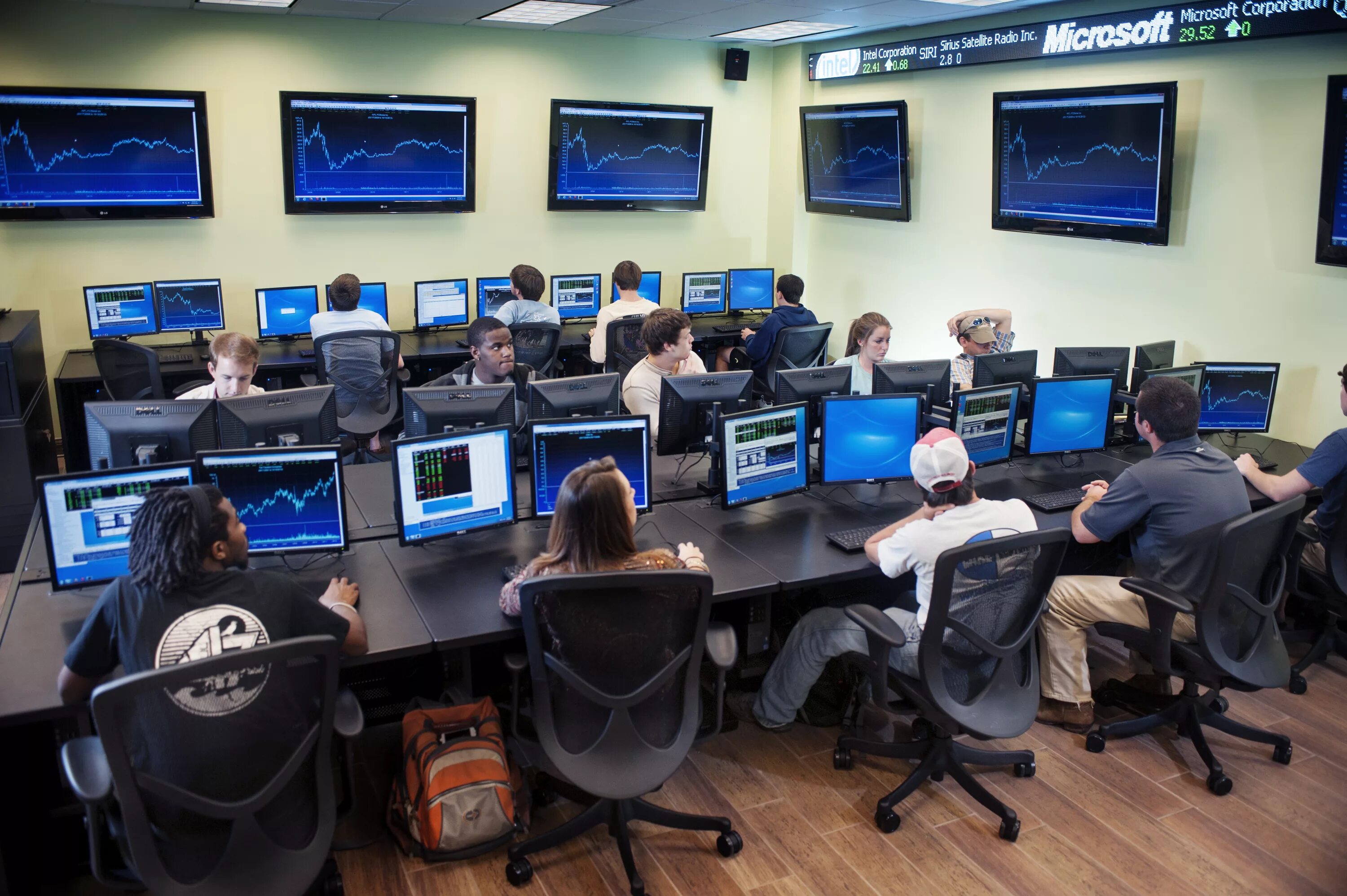 Комната трейдера. Команда трейдеров. Трейдинг команда. Команда трейдеров фото. Трейдинг команда.