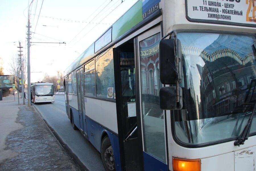 Когда начнут ездить автобусы. Ездить на автобусе. Столкнулись на Московской троллейбус и автобус. Московский троллейбус 36. Троллейбусы столкнулись на остановке в СПБ.