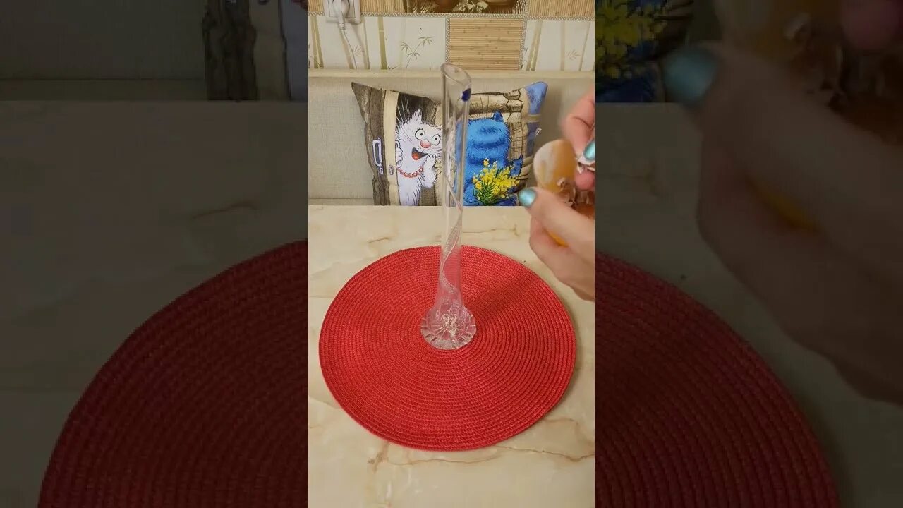 Налет на стеклянной посуде. Помутнел хрусталь внутри вазы. Хрустальная посуда чистка. Кувшин с узким горлом стекло. Как почистить вазу.