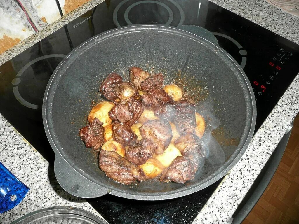 Шашлык в казане на плите из свинины. Шашлык в казане на плите из свинины