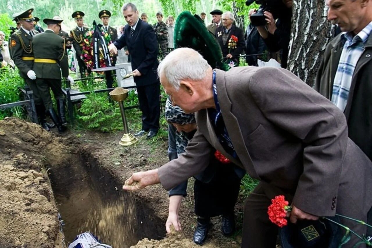 Похороны родственника. Могила. Кидание земли в могилу.