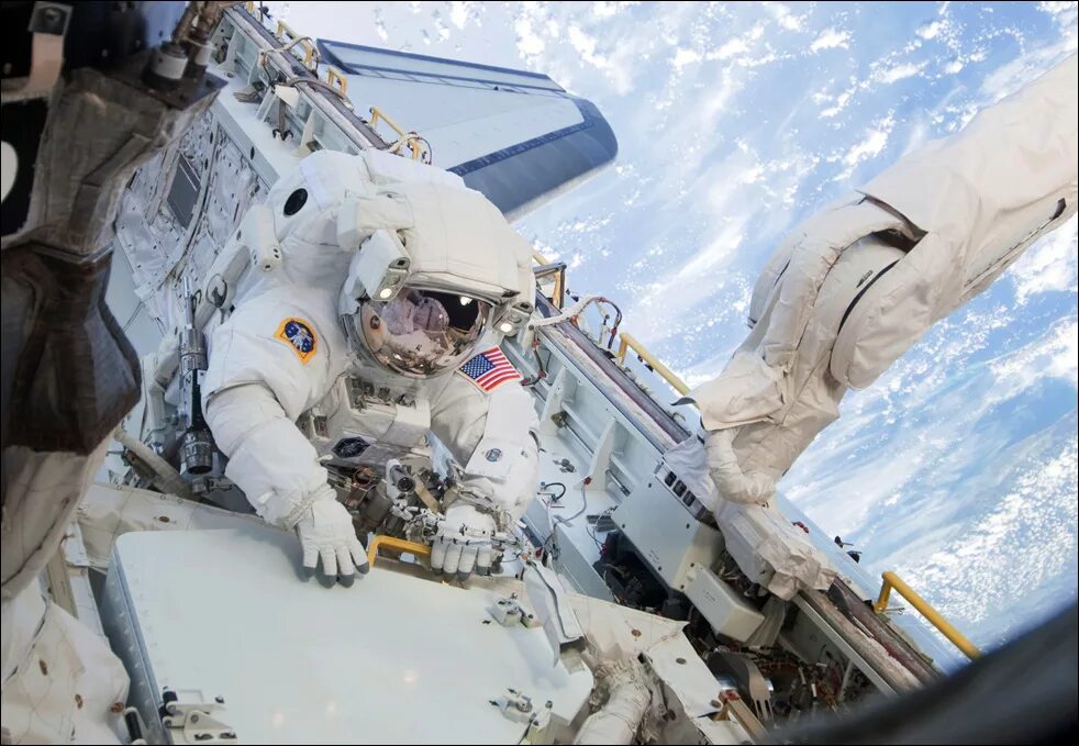 Entering space. Шаттл и МКС. Экипаж космического корабля. Астронавты Спейс шаттла. Борт космического корабля.