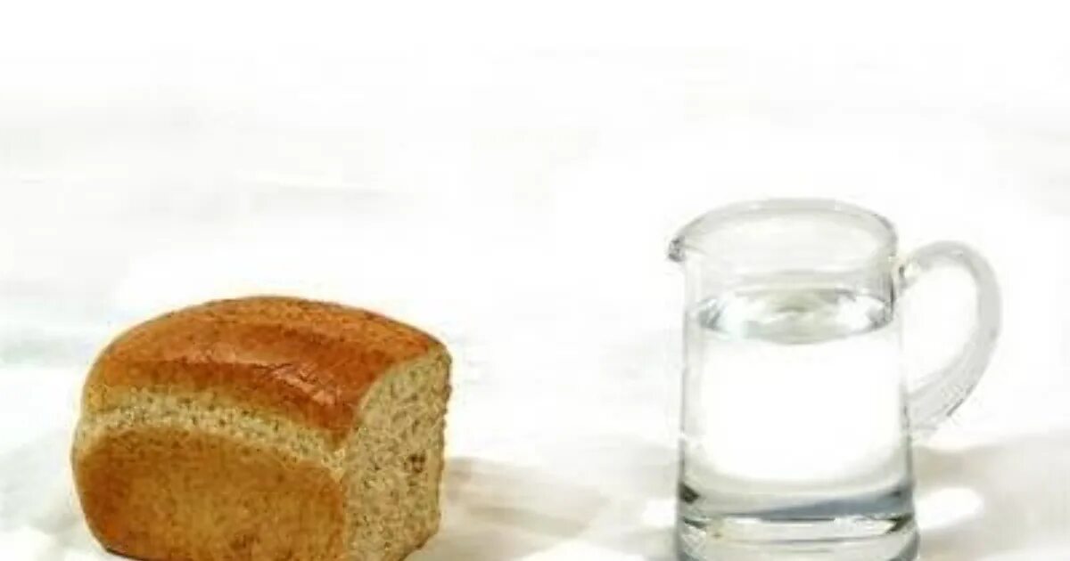 Воды и хлеба дай. Хлеб и вода. Черный хлеб и вода. Хлеб и вода картинки. Пост хлеб и вода.