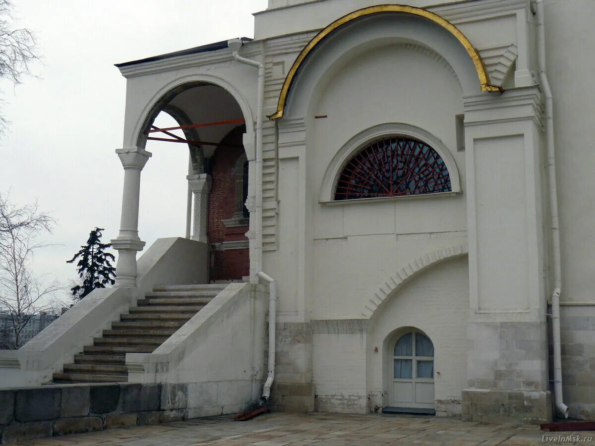 крыльца храмов в пскове. крыльцо в православный храм. крыльцо перед входом в храм. крыльцо в православный храм. вход в храм.