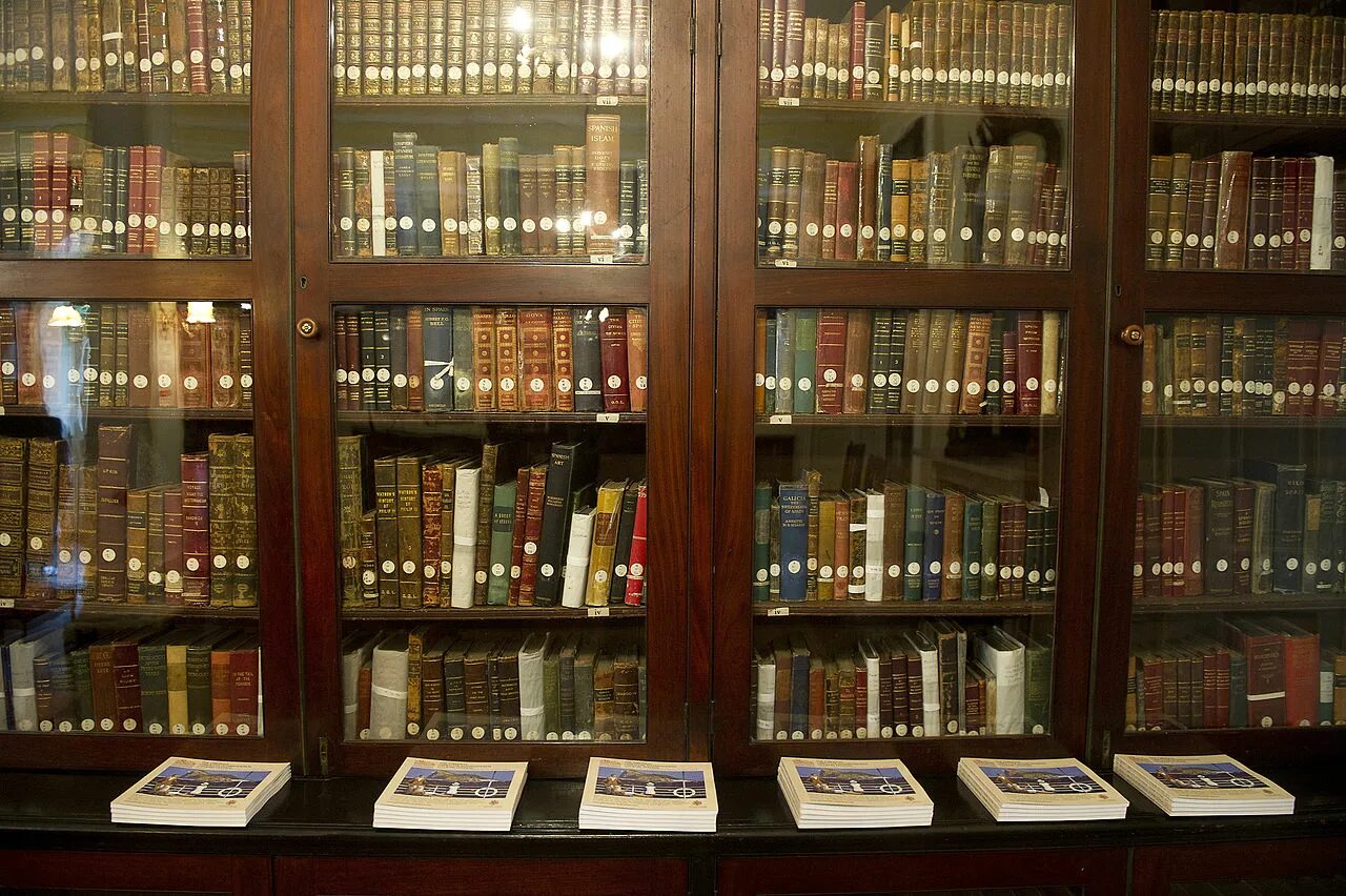 Libs collection. Библиотека Гаррисона (Garrison Library) в Гибралтаре. Коллекции в библиотеке. Библиотека Терней. Здание библиотека Гаррисона Гибралтара.